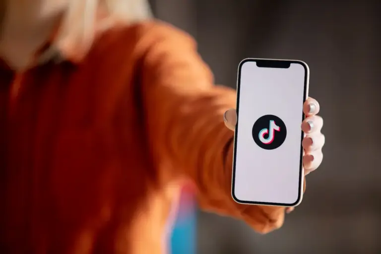 84% dos vídeos de marcas apresentam baixo desempenho no TikTok