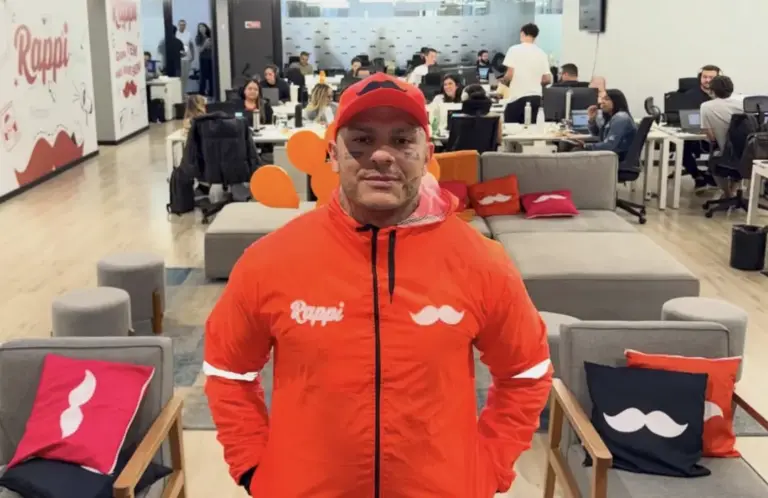 Toguro na sede da Rappi vestindo uniforme da empresa, simbolizando sua chegada como vice-presidente de comunicação e a integração entre criadores de conteúdo e estratégia de marketing digital.