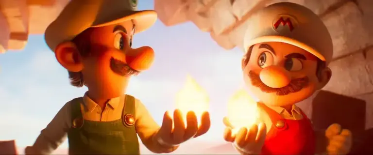 Mario e Luigi segurando bolas de fogo em cena do filme Super Mario Galaxy, destacando efeitos visuais e interação entre os personagens