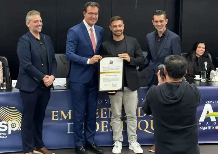 Giovanni Ballarin, CEO da Mestres, recebe o Diploma de Honra ao Mérito na ALESP durante cerimônia oficial de Empreendedor de Destaque 2026, ao lado de autoridades e convidados no Palácio 9 de Julho, em São Paulo.