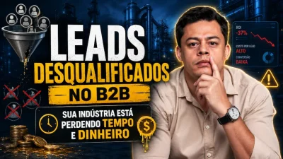 Thumbnail sobre leads desqualificados no B2B industrial, com empresário preocupado, funil de vendas vazando contatos e alerta sobre perda de tempo, dinheiro e baixa conversão.