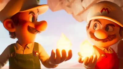 Mario e Luigi segurando bolas de fogo em cena do filme Super Mario Galaxy, destacando efeitos visuais e interação entre os personagens