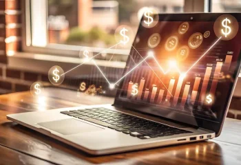 Notebook exibindo gráficos de crescimento e ícones de dinheiro, representando aumento de resultados com tráfego pago e investimento em marketing digital